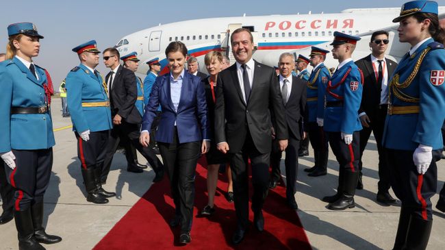 19 октября 2019. Председатель правительства РФ Дмитрий Медведев и премьер-министр Сербии Ана Брнабич в аэропорту имени Николы Теслы в Белграде