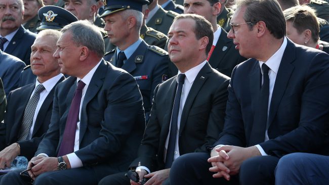 Председатель правительства РФ Дмитрий Медведев и президент Сербии Александр Вучич на военном смотре сербской армии Свобода 2019 Председатель правительства РФ Дмитрий Медведев и президент Сербии Александр Вучич на военном смотре сербской армии Свобода 2019