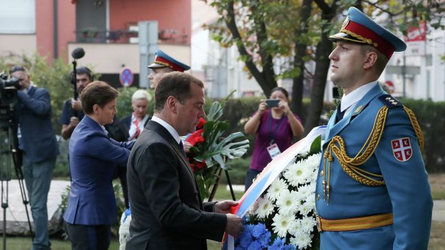 Председатель правительства РФ Дмитрий Медведев на церемонии возложения венка к Монументу советским войнам, погибшим при освобождении Белграда Председатель правительства РФ Дмитрий Медведев на церемонии возложения венка к Монументу советским войнам, погибшим при освобождении Белграда