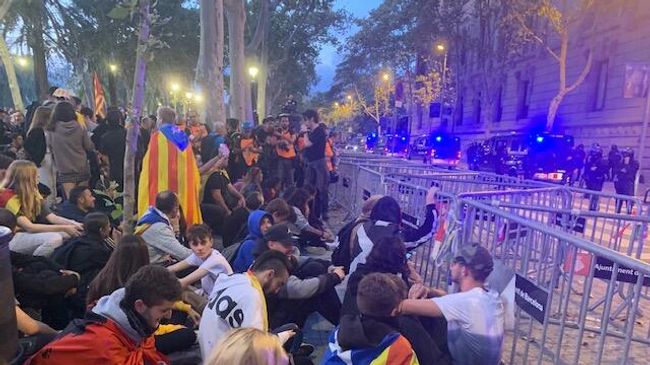 В Каталонии тысячи человек протестуют у здания Высшего суда В Каталонии тысячи человек протестуют у здания Высшего суда