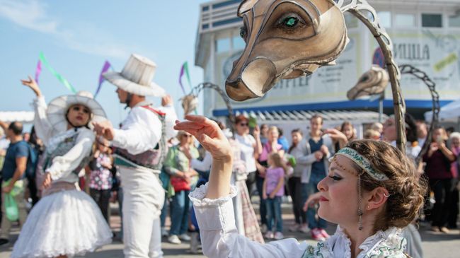 Артистка парижского уличного театра Remue Ménage Артистка парижского уличного театра Remue Ménage