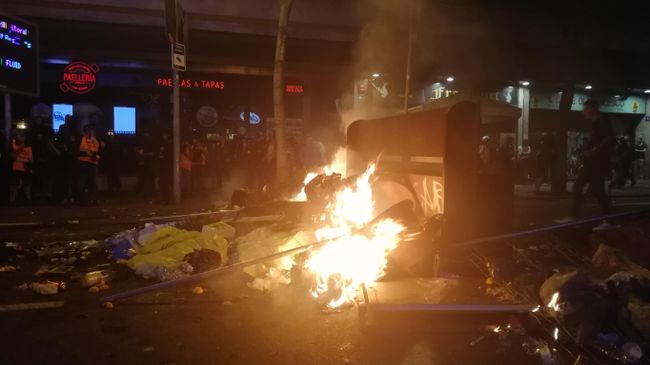 Поджоги баррикад на субботних протестах в Барселоне. 19 октября 2019 Поджоги баррикад на субботних протестах в Барселоне. 19 октября 2019