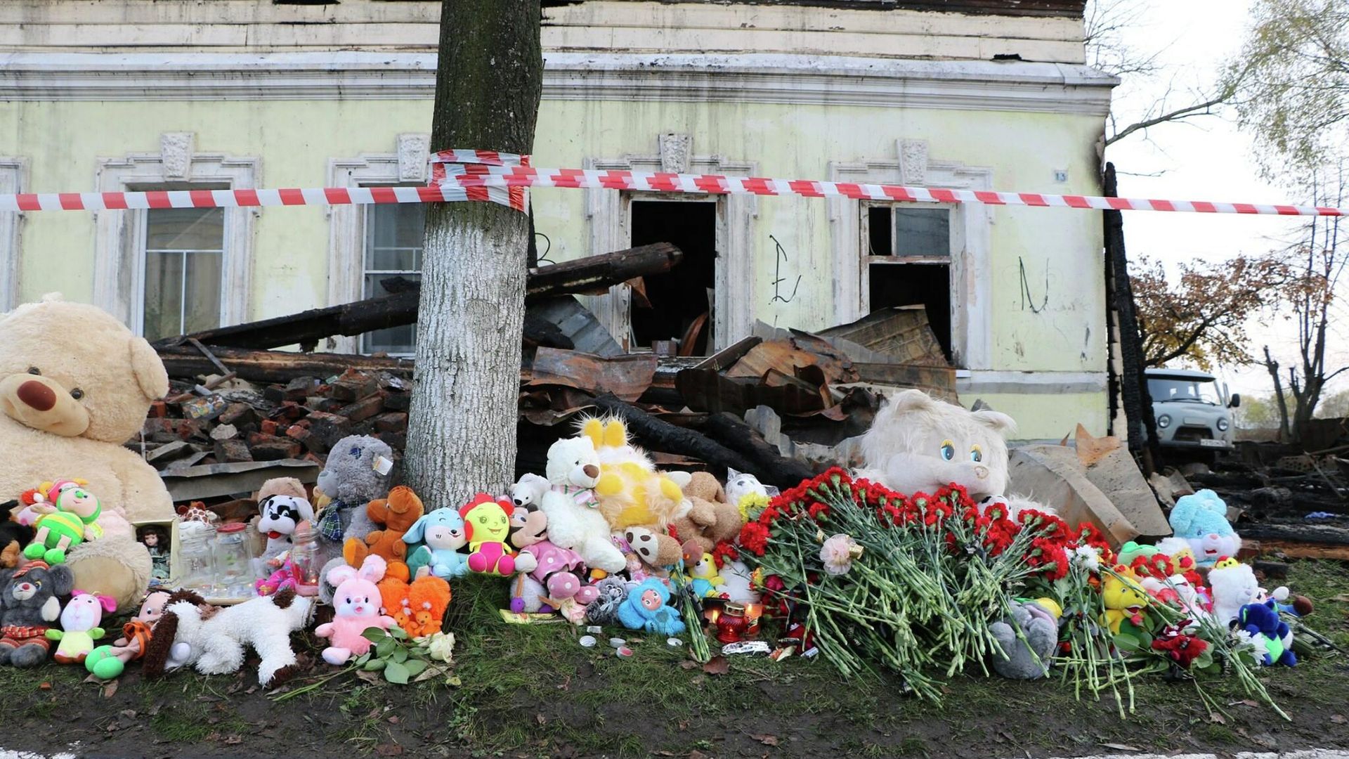 Люди несут цветы и игрушки к дому под Ярославлем, где при пожаре погибли 7 человек Люди несут цветы и игрушки к дому под Ярославлем, где при пожаре погибли 7 человек - РИА Новости, 1920, 01.12.2020