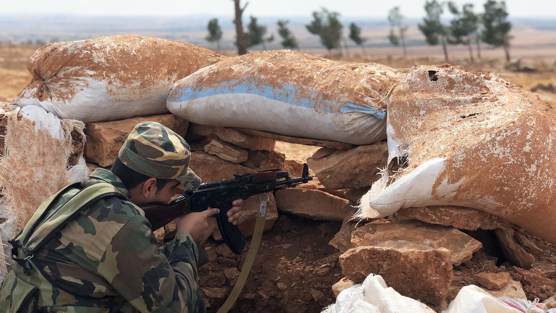 Сирийский военный на линии обороны на северо-западе района Манбидж в Сирии Сирийский военный на линии обороны на северо-западе района Манбидж в Сирии - РИА Новости, 1920, 16.01.2022