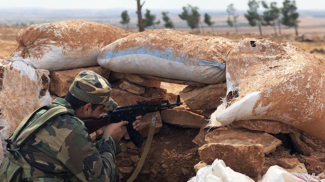 Сирийский военный на линии обороны на северо-западе района Манбидж в Сирии Сирийский военный на линии обороны на северо-западе района Манбидж в Сирии