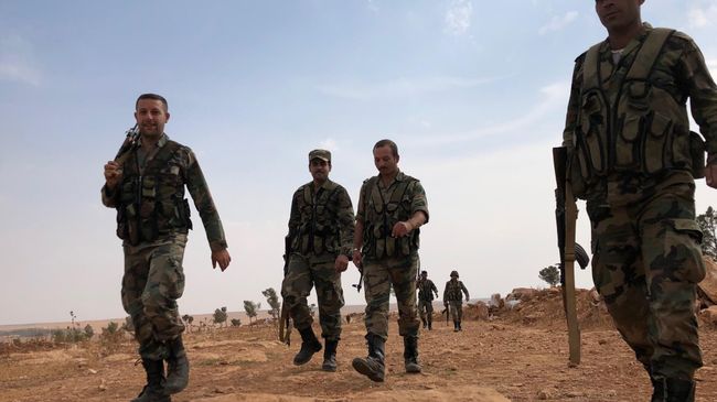Сирийские военные на линии обороны на северо-западе района Манбидж Сирийские военные на линии обороны на северо-западе района Манбидж