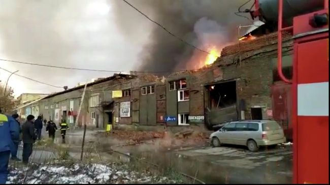 Сотрудники МЧС ликвидируют крупный пожар в складском здании Новосибирска Сотрудники МЧС ликвидируют крупный пожар в складском здании Новосибирска