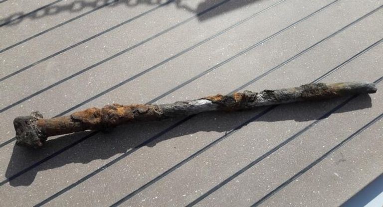 Полуметровый металлический кованый гвоздь, найденный на затонувшем в Волге старинном судне