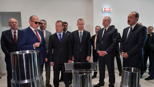 Дмитрий Медведев во время посещения научно-технического центра ПАО Трубная металлургическая компания и АО Группа Синара в инновационном центре Сколково. Дмитрий Медведев во время посещения научно-технического центра ПАО Трубная металлургическая компания и АО Группа Синара в инновационном центре Сколково.