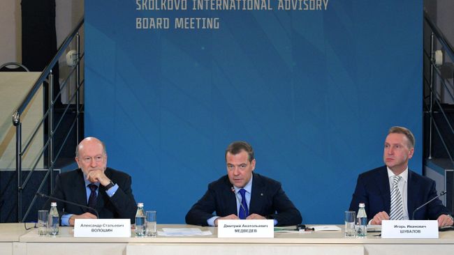 Дмитрий Медведев на заседании Международного попечительского совета Московской школы управления Сколково Дмитрий Медведев на заседании Международного попечительского совета Московской школы управления Сколково
