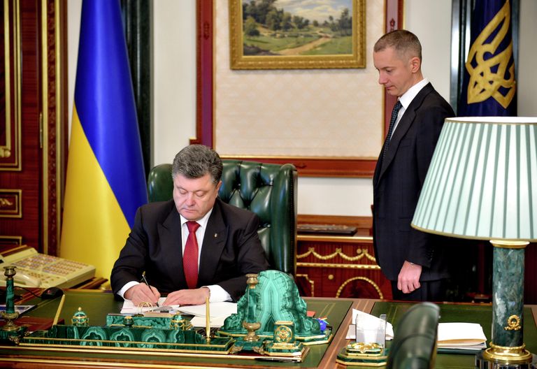 Президент Украины Петр Порошенко подписывает Закон о люстрации. 2014 год Президент Украины Петр Порошенко подписывает Закон о люстрации. 2014 год