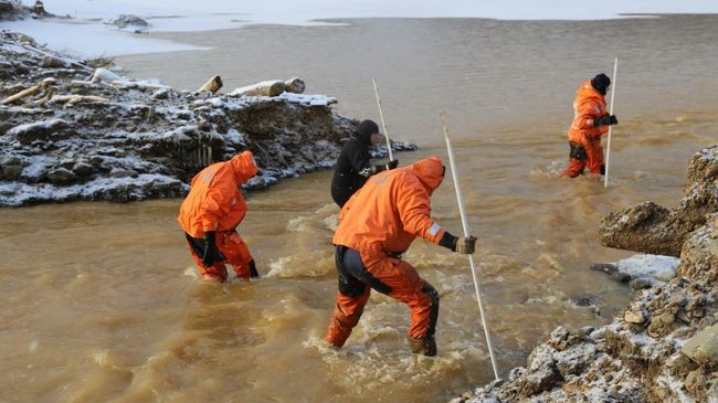 Сотрудники МЧС на месте прорыва технологической дамбы на реке Сейба в Курагинском районе Красноярского края Сотрудники МЧС на месте прорыва технологической дамбы на реке Сейба в Курагинском районе Красноярского края