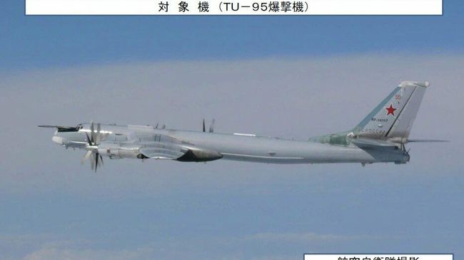 Российский стратегический ракетоносец Ту-95МС во время планового полета над нейтральными водами акватории Японского, Желтого и Восточно-Китайского морей Российский стратегический ракетоносец Ту-95МС во время планового полета над нейтральными водами акватории Японского, Желтого и Восточно-Китайского морей