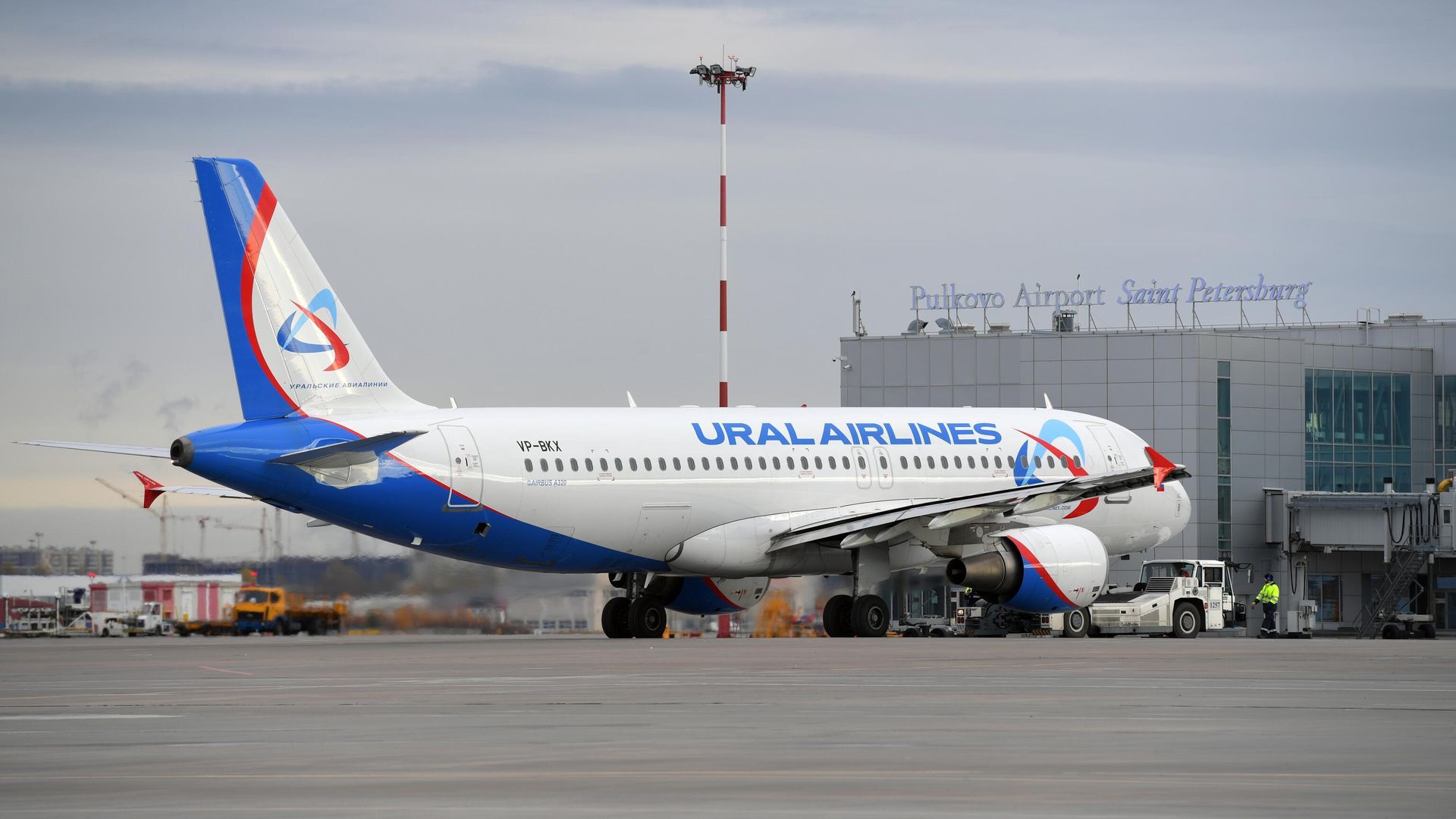 Самолет Airbus A320 Уральских авиалиний в аэропорту Пулково Самолет Airbus A320 Уральских авиалиний в аэропорту Пулково - РИА Новости, 1920, 21.12.2022
