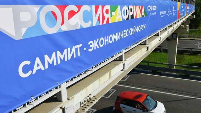 Баннер на мосту с символикой экономического форума и саммита Россия – Африка 