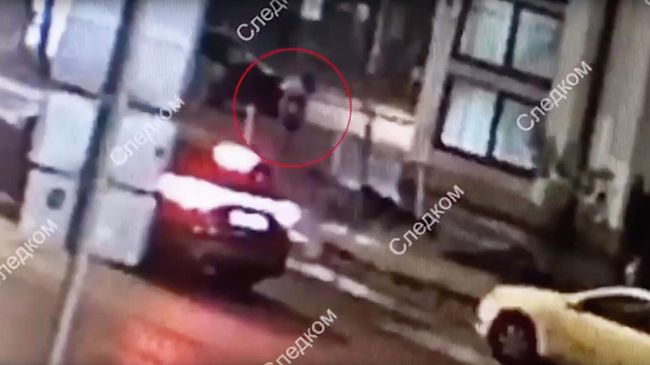 Стоп-кадр записи камеры видеонаблюдения, на которой мужчина оставляет ребенка на улице в центре Москвы Стоп-кадр записи камеры видеонаблюдения, на которой мужчина оставляет ребенка на улице в центре Москвы