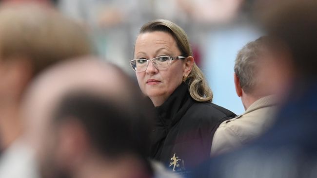 Тренер Алла Шеховцова во время контрольных прокатов сборной России по фигурному катанию в Москве. Тренер Алла Шеховцова во время контрольных прокатов сборной России по фигурному катанию в Москве.