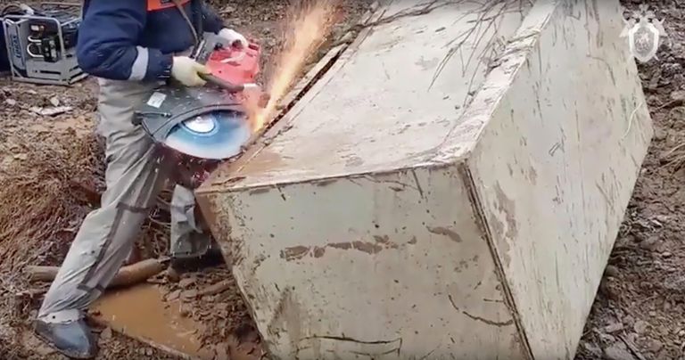 Вскрытие сейфа, найденного на месте прорыва дамбы в Красноярском крае Вскрытие сейфа, найденного на месте прорыва дамбы в Красноярском крае