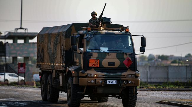 Турецкие военные недалеко от границы с Сирией Турецкие военные недалеко от границы с Сирией