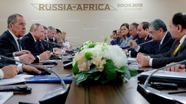 Президент РФ Владимир Путин и президент Арабской республики Египет Абдель Фаттах ас-Сиси во время встречи на полях саммита Россия - Африка. 23 октября 2019 Президент РФ Владимир Путин и президент Арабской республики Египет Абдель Фаттах ас-Сиси во время встречи на полях саммита Россия - Африка. 23 октября 2019