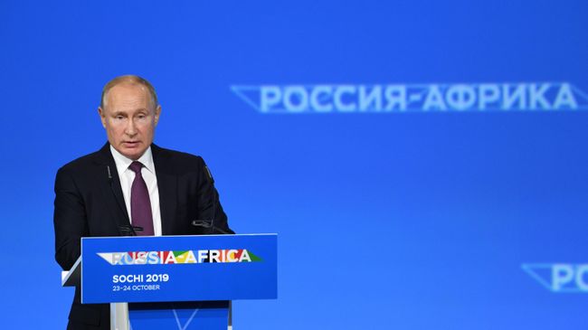 Президент РФ Владимир Путин выступает на пленарном заседании экономического форума Россия - Африка в Сочи Президент РФ Владимир Путин выступает на пленарном заседании экономического форума Россия - Африка в Сочи