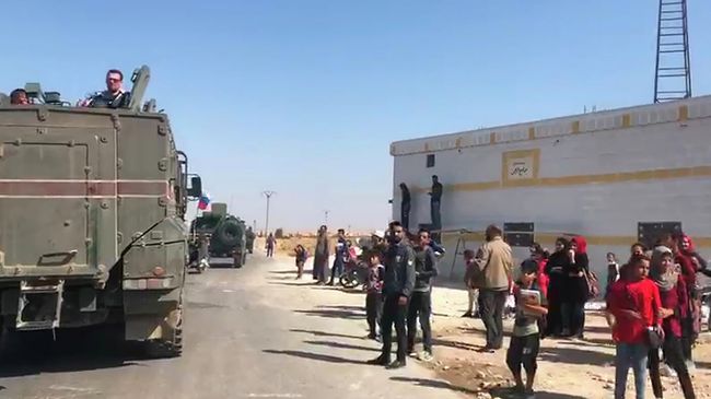 Колонна военной полиции РФ пересекла Евфрат и движется к пограничному сирийскому городу Кобани Колонна военной полиции РФ пересекла Евфрат и движется к пограничному сирийскому городу Кобани