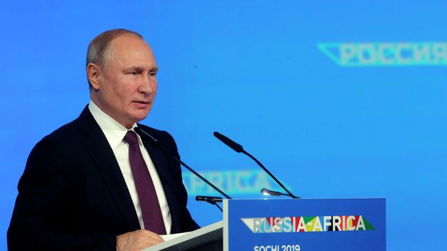 Президент РФ Владимир Путин выступает на форуме Россия - Африка в Сочи