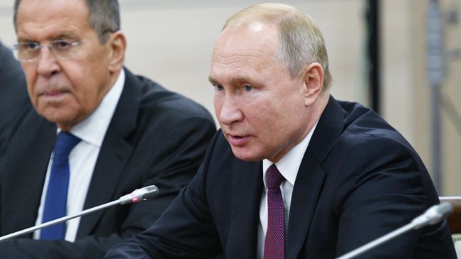 Президент РФ Владимир Путин во время встречи с президентом ЮАР Сирилом Рамафозой на полях саммита Россия - Африка Президент РФ Владимир Путин во время встречи с президентом ЮАР Сирилом Рамафозой на полях саммита Россия - Африка