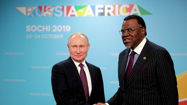 Президент РФ Владимир Путин и президент республики Намибии Хаге Готфрид Гейнгоб во время встречи на полях саммита Россия - Африка Президент РФ Владимир Путин и президент республики Намибии Хаге Готфрид Гейнгоб во время встречи на полях саммита Россия - Африка