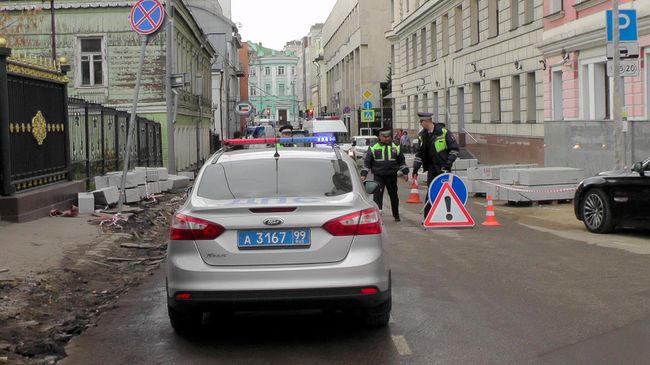 Работа оперативных служб на месте ДТП в районе д. 6 в Погорельском переулке в Москве, где водитель сбил двух женщин. 23 октября 2019 Работа оперативных служб на месте ДТП в районе д. 6 в Погорельском переулке в Москве, где водитель сбил двух женщин. 23 октября 2019