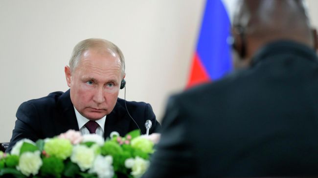 Президент РФ Владимир Путин во время встречи с президентом Центральноафриканской Республики Фостеном Арканжем Туадерой. 23 октября 2019 Президент РФ Владимир Путин во время встречи с президентом Центральноафриканской Республики Фостеном Арканжем Туадерой. 23 октября 2019