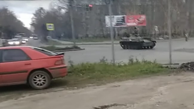 В Костроме броневик протаранил легковушку В Костроме броневик протаранил легковушку