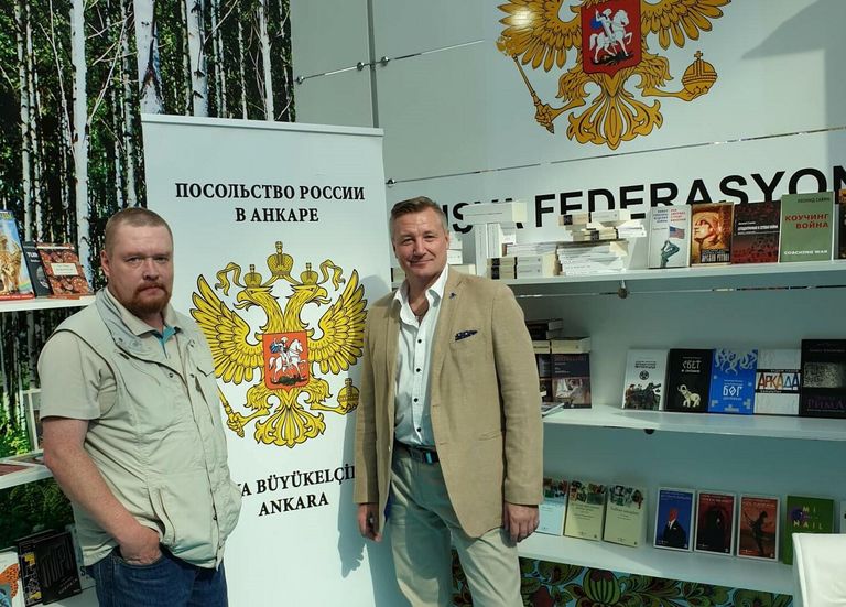 Писатели Андрей Мартьянов и Вадим Панов на российском стенде Анкарской книжной выставки 