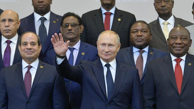 Президент РФ Владимир Путин на церемонии совместного фотографирования с главами делегаций государств-участников саммита Россия - Африка Президент РФ Владимир Путин на церемонии совместного фотографирования с главами делегаций государств-участников саммита Россия - Африка