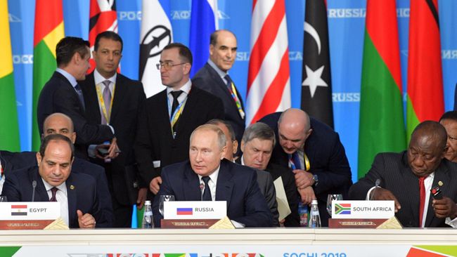 Президент РФ Владимир Путин на первом пленарном заседании саммита Россия - Африка Президент РФ Владимир Путин на первом пленарном заседании саммита Россия - Африка