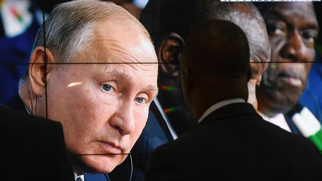 Трансляция выступления президента РФ Владимира Путина на первом пленарном заседании саммита Россия - Африка