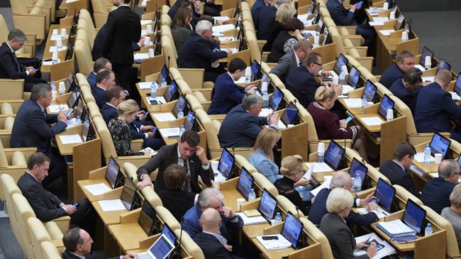 Депутаты на пленарном заседании Госдумы РФ Депутаты на пленарном заседании Госдумы РФ