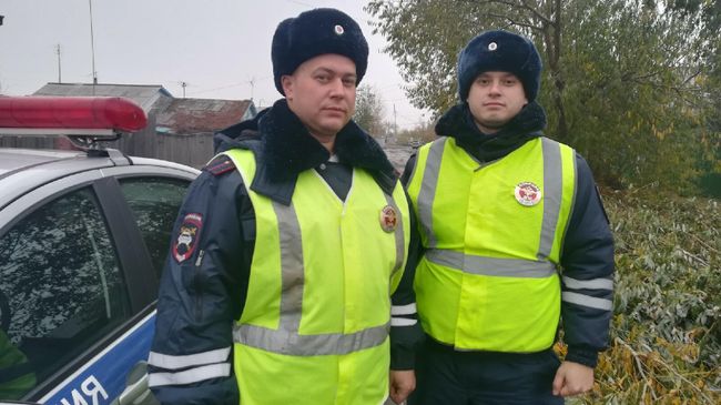 В Омске сотрудники полиции спасли из горящего дома троих детей В Омске сотрудники полиции спасли из горящего дома троих детей