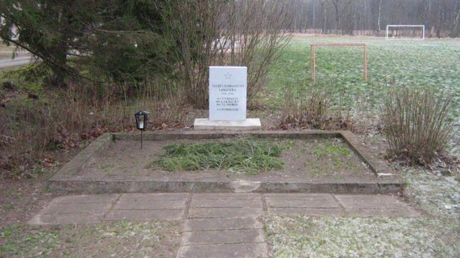 Памятник павшим советским воинам, установленный на братской могиле в поселке Таэбла, Эстония
Памятник павшим советским воинам, установленный на братской могиле в поселке Таэбла, Эстония