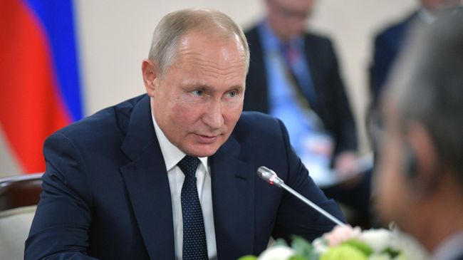 Президент РФ Владимир Путин во время встречи с главой государства Алжирской Народной Демократической Республики Абделькадером Бенсалахом на полях саммита Россия - Африка
