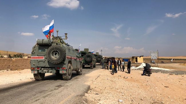 Патруль военной полиции РФ в районе Кобани на сирийско-турецкой границе Патруль военной полиции РФ в районе Кобани на сирийско-турецкой границе
