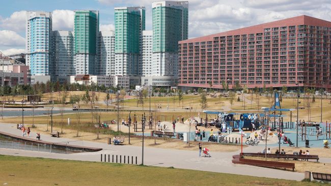 Отдыхающие в парке Ходынское поле в Москве Отдыхающие в парке Ходынское поле в Москве