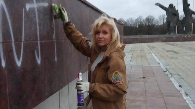 Депутат Сейма от партии Согласие собрала активистов, чтобы смыть с памятника освободителям надпись Депутат Сейма от партии Согласие собрала активистов, чтобы смыть с памятника освободителям надпись
