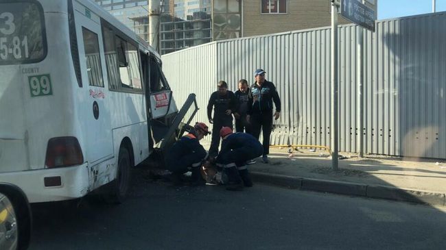Сотрудники МЧС на месте ДТП с участием маршрутного такси и автомобиля скорой помощи в Ростове-на-Дону Сотрудники МЧС на месте ДТП с участием маршрутного такси и автомобиля скорой помощи в Ростове-на-Дону