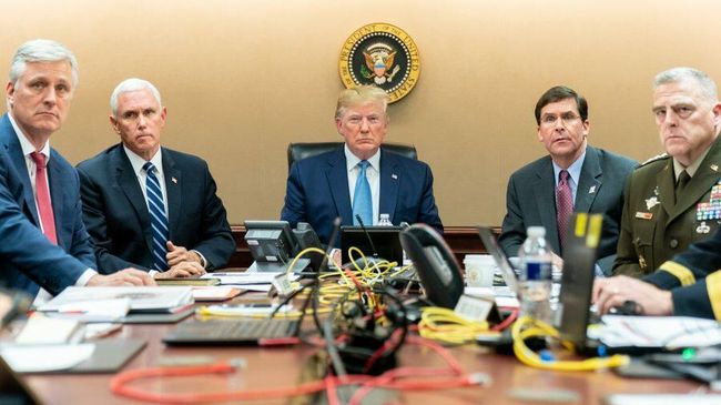 Президент США Дональд Трамп во время наблюдения за операцией по ликвидации главаря группировки ИГ* Абу Бакра аль-Багдади Президент США Дональд Трамп во время наблюдения за операцией по ликвидации главаря группировки ИГ* Абу Бакра аль-Багдади