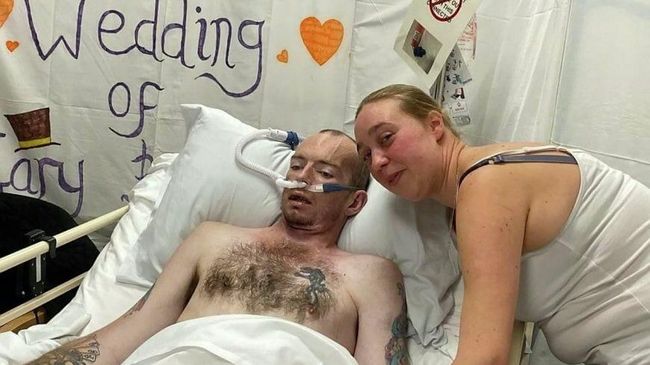 Гэри и Лаура Смарт в больнице английского города Нортгемптон Гэри и Лаура Смарт в больнице английского города Нортгемптон