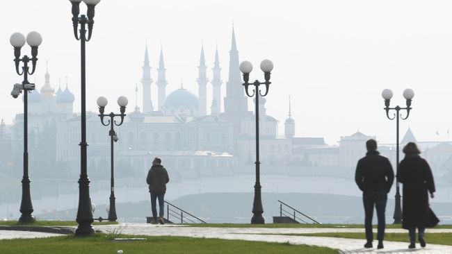 Жители города прогуливаются по набережной реки Казанка Жители города прогуливаются по набережной реки Казанка