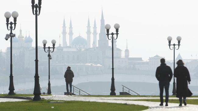 Жители города прогуливаются по набережной реки Казанка Жители города прогуливаются по набережной реки Казанка