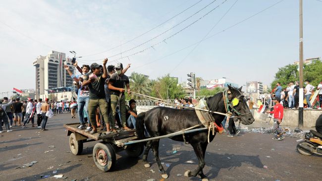 Демонстранты в во время протеста против коррупции, отсутствия рабочих мест и плохого социального обслуживания в Багдаде, Ирак. 28 октября 2019 Демонстранты в во время протеста против коррупции, отсутствия рабочих мест и плохого социального обслуживания в Багдаде, Ирак. 28 октября 2019