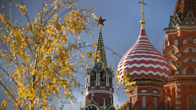 Спасская башня Московского Кремля и Храм Василия Блаженного в Москве Спасская башня Московского Кремля и Храм Василия Блаженного в Москве